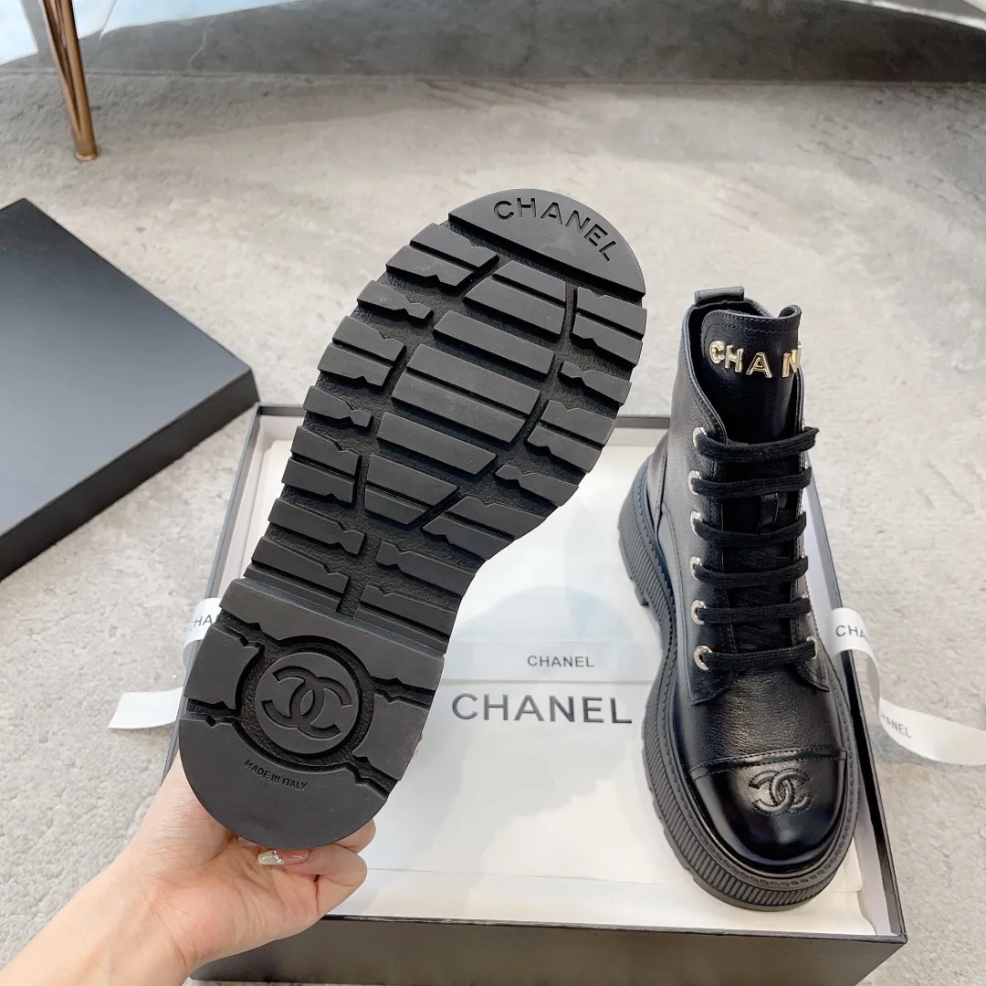 ✨Ex-factory price p560☀️☀️Women's shoe factory Chanel23b Xiaoxiang new thick-soled Martin boots for autumn and winter! I really love this style. It’s irresistibly luxurious and gorgeous. It’s a must-have for girls. The instep strap design is easy to put on and take off. ▪Pebbled cowhide upper ▪Sheep leather lining ▪Heel height 5cm ▪Original molded combined outsole ▪Size: 35-40 (customized for 40)